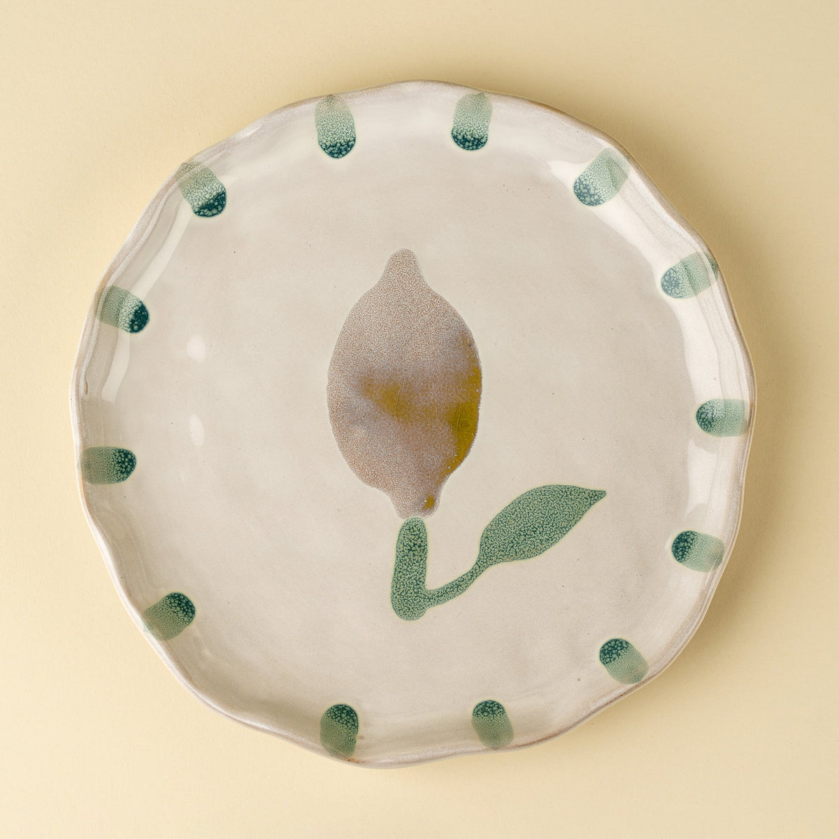 Assiette grand format en céramique blanche, bord ondulé, motif citron vert peint à la main