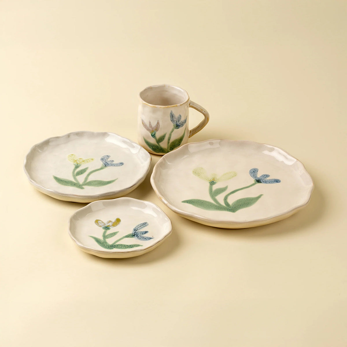 Ensemble d’assiettes décoratives peintes : grandes et petites, motifs oiseaux et fleurs vert/bleu