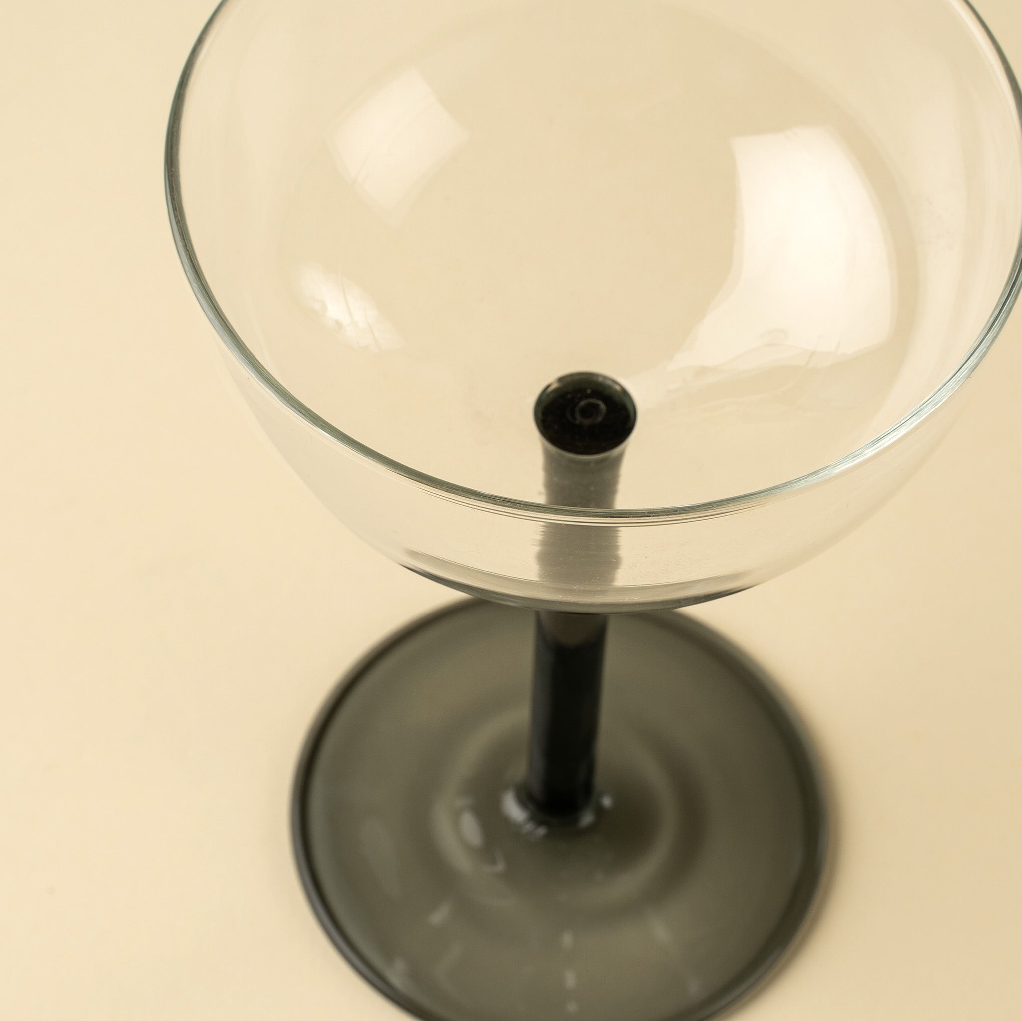 Aura Coupe, Fumé | Verre Raffiné | Fait à la main | Écoresponsable | Indaba - Les Trouvailles de JustineIndaba Home