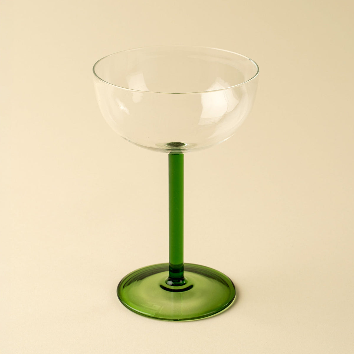 Coupe en verre vert Aura : bol transparent sur pied vert et base assortie.