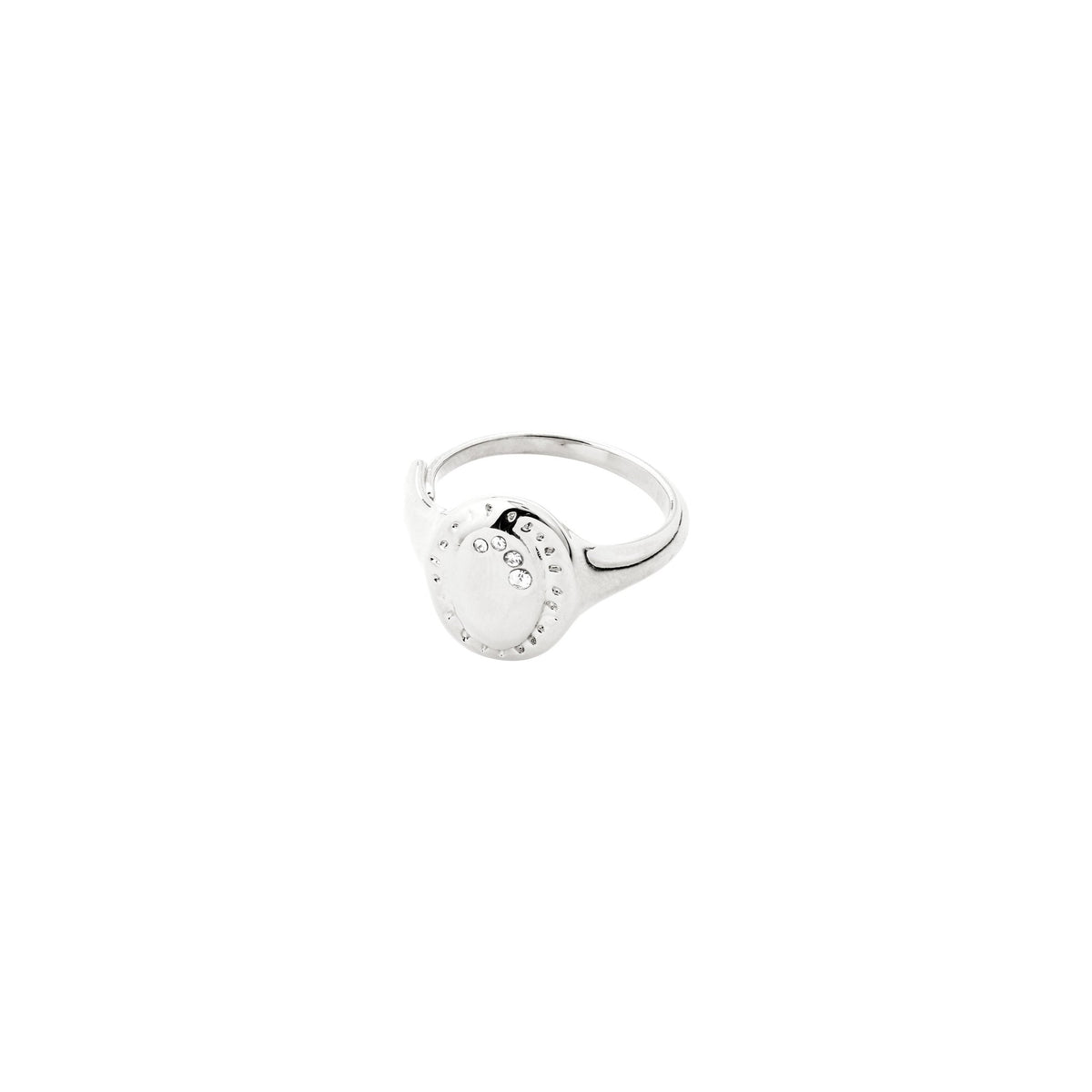Bague chevalière argentée ovale avec décor gravé, anneau fin, portée au doigt