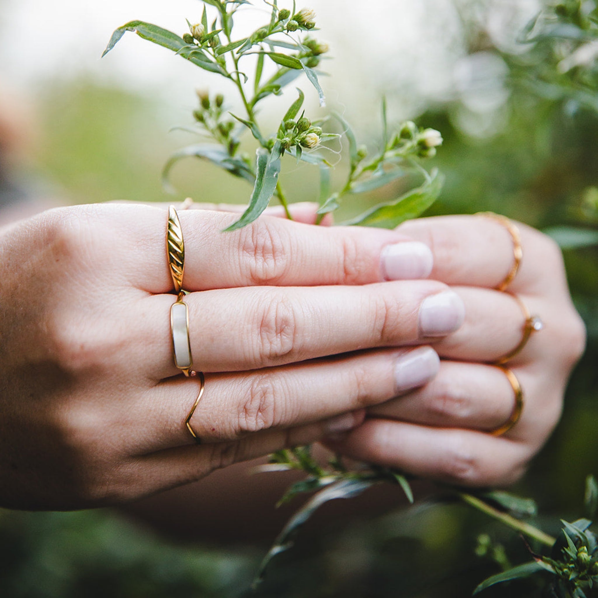 Bague dorée en nacre plaqué or 18K | Minimaliste et élégante | Hypoallergénique | Lunaki Design - Les Trouvailles de JustineBague doréeLunaki Design6