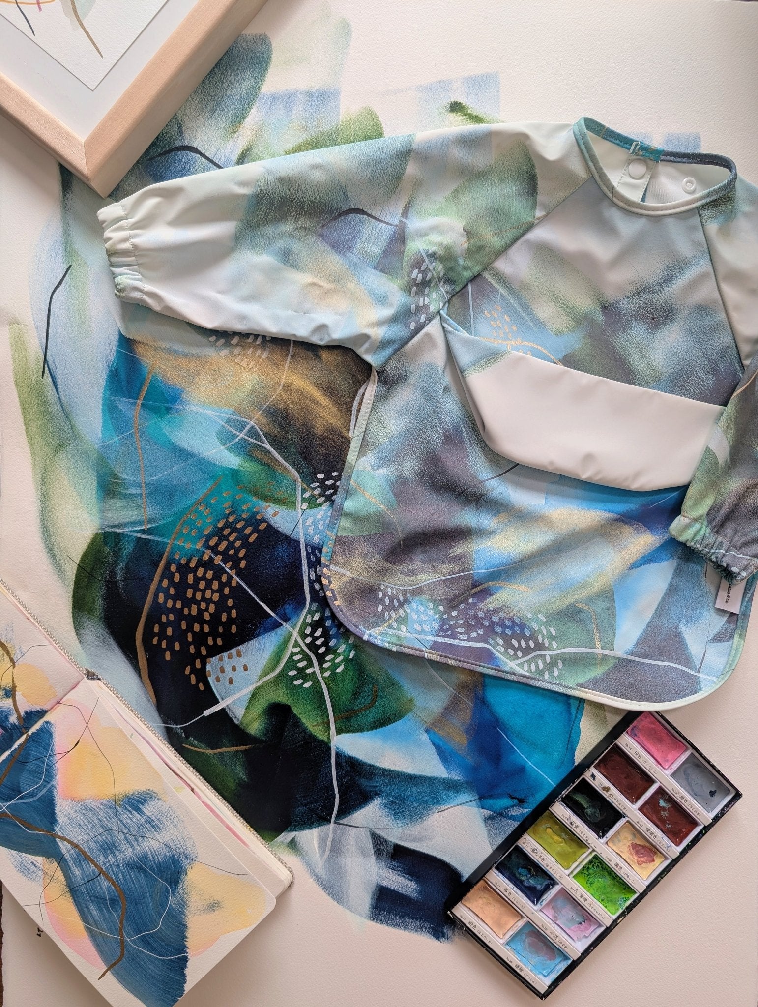 Bavette à manches longues avec pochette intégrée - Les Trouvailles de JustineBébés et tout - petitsMicassoandcoBleu boréal collaboration avec Lysa Jordan - collection éphémèreS - 6 - 24 mois