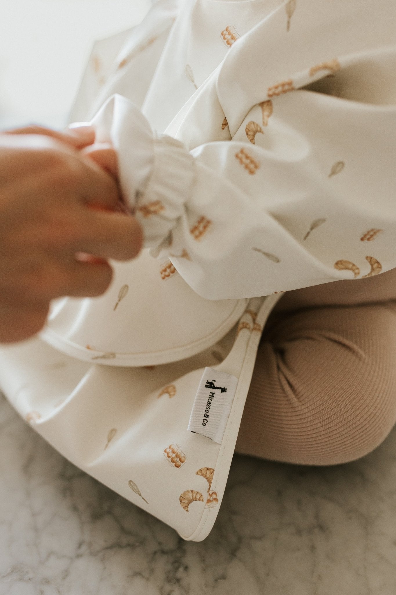 Bavette à manches longues avec pochette intégrée - Les Trouvailles de JustineBébés et tout - petitsMicassoandcoDéjeuner du dimancheXS - 6 - 12 mois