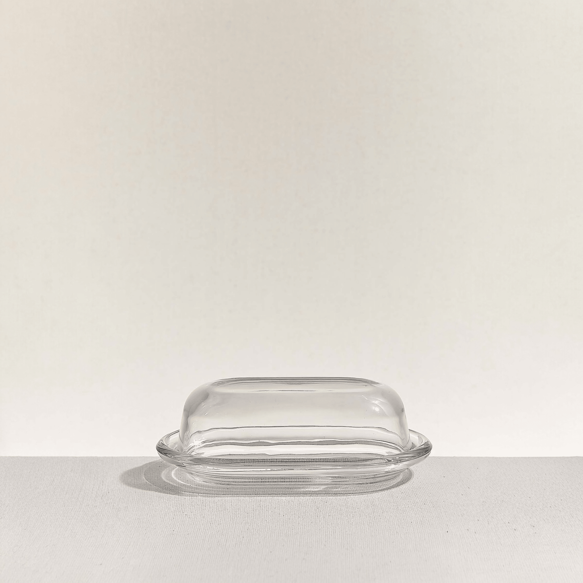 Beurrier en verre transparent avec couvercle bombé, vue de dessus