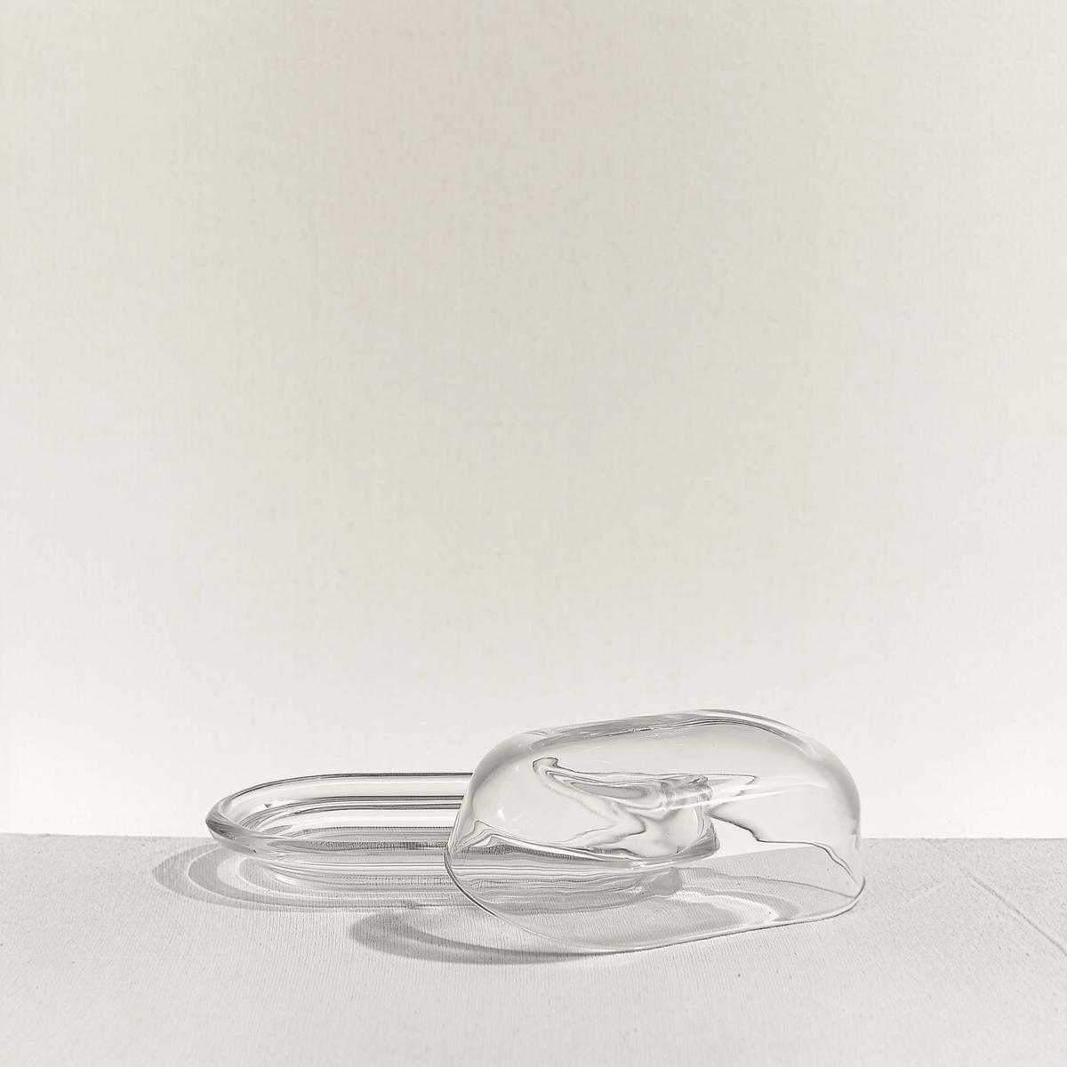 Beurrier en verre avec couvercle bombé, vue en biais