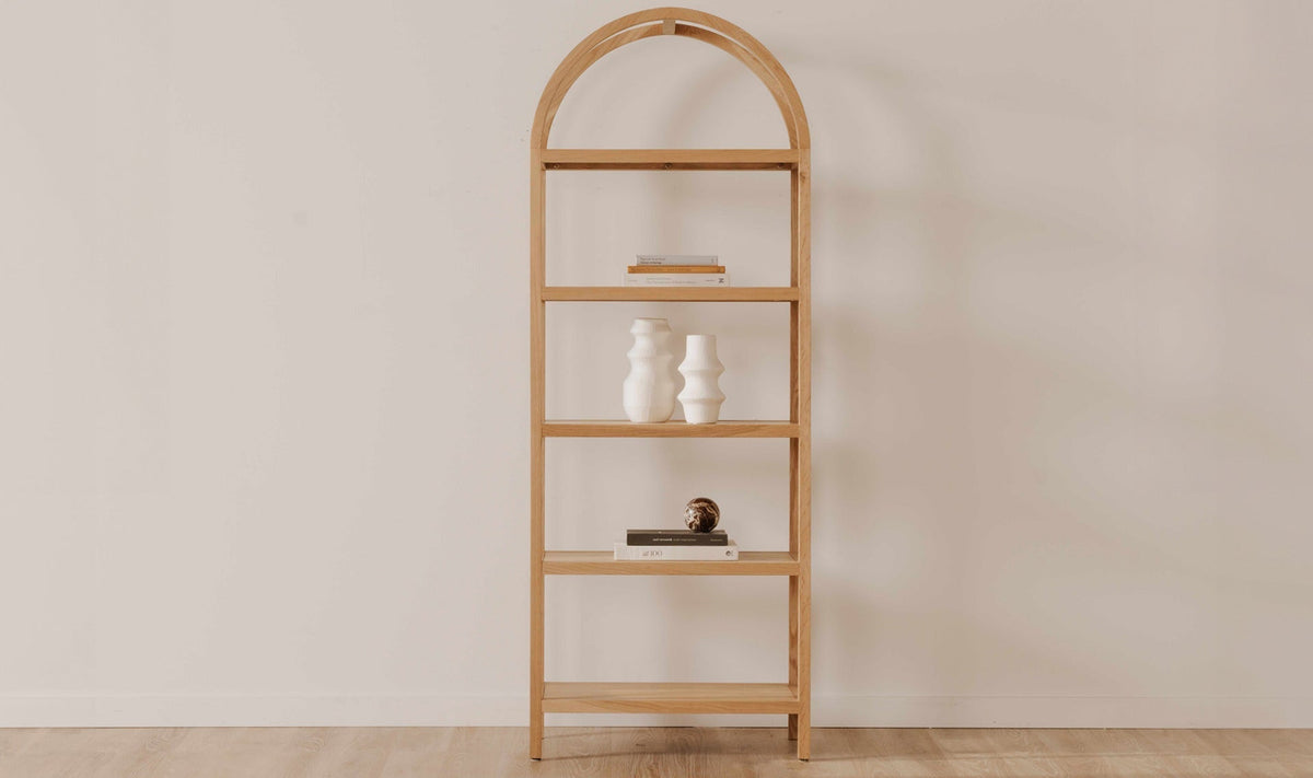 Bibliothèque en bois clair compacte à arceau, 4 étagères ouvertes.