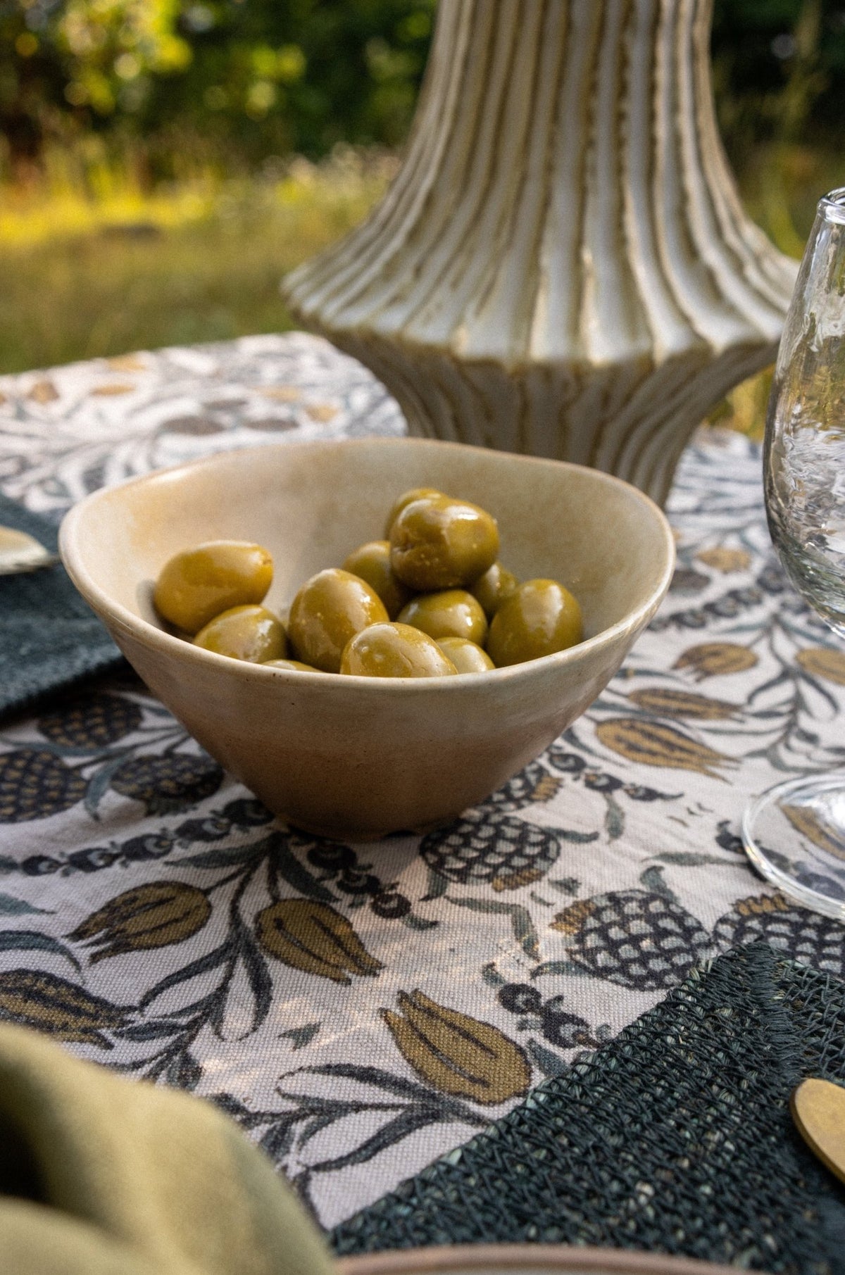 Grand bol décoratif en porcelaine Petra beige, intérieur texturé, modèle fait à la main