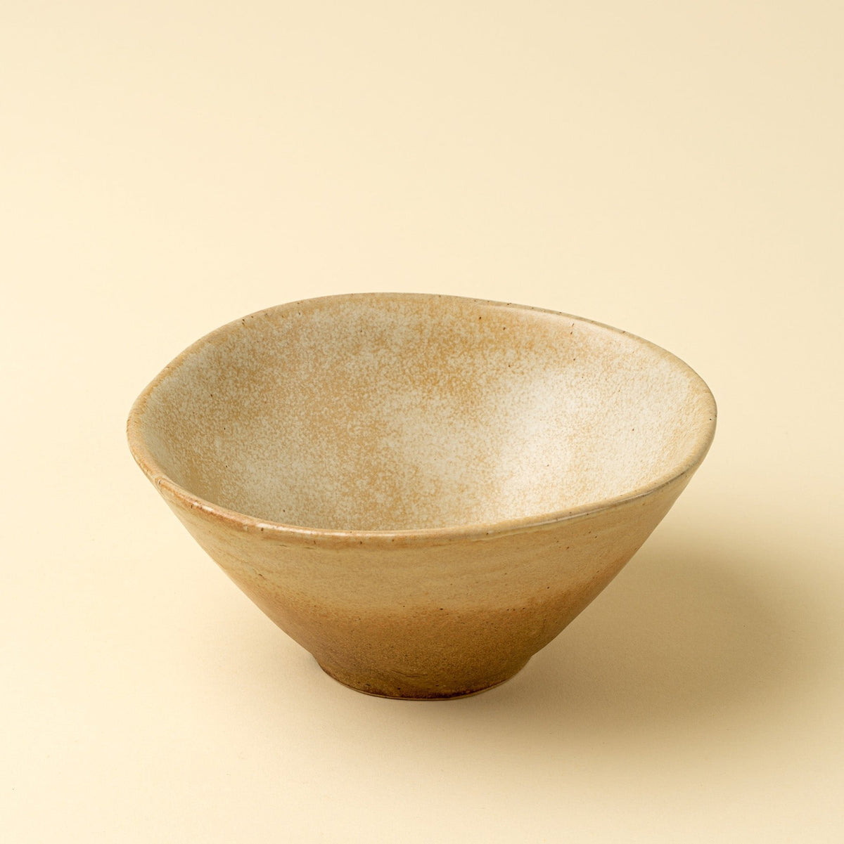 Grand bol en porcelaine Petra conique beige, surface mate texturée, fait à la main