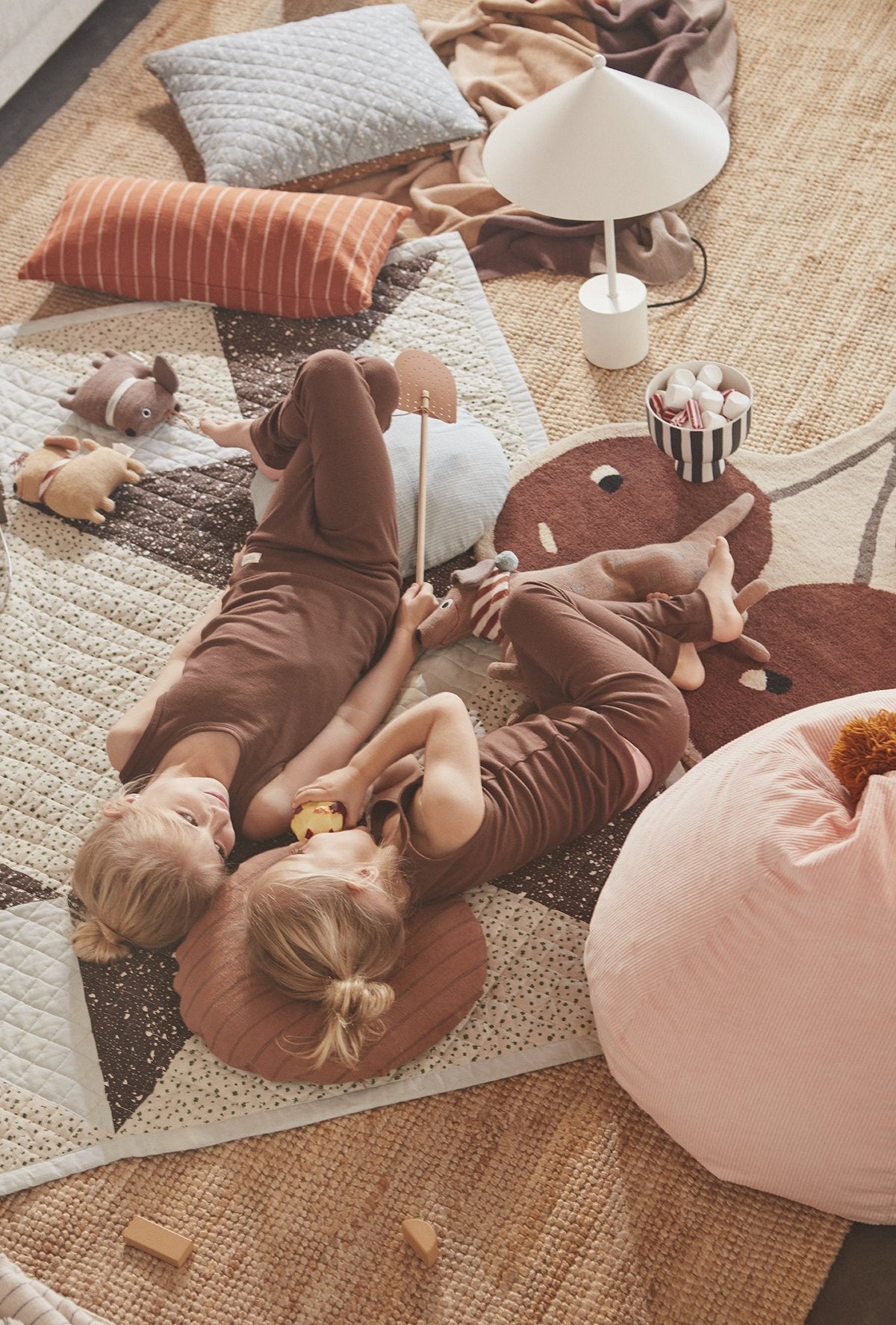 Petite coupelle décorative en grès blanche, sur tapis de jeu