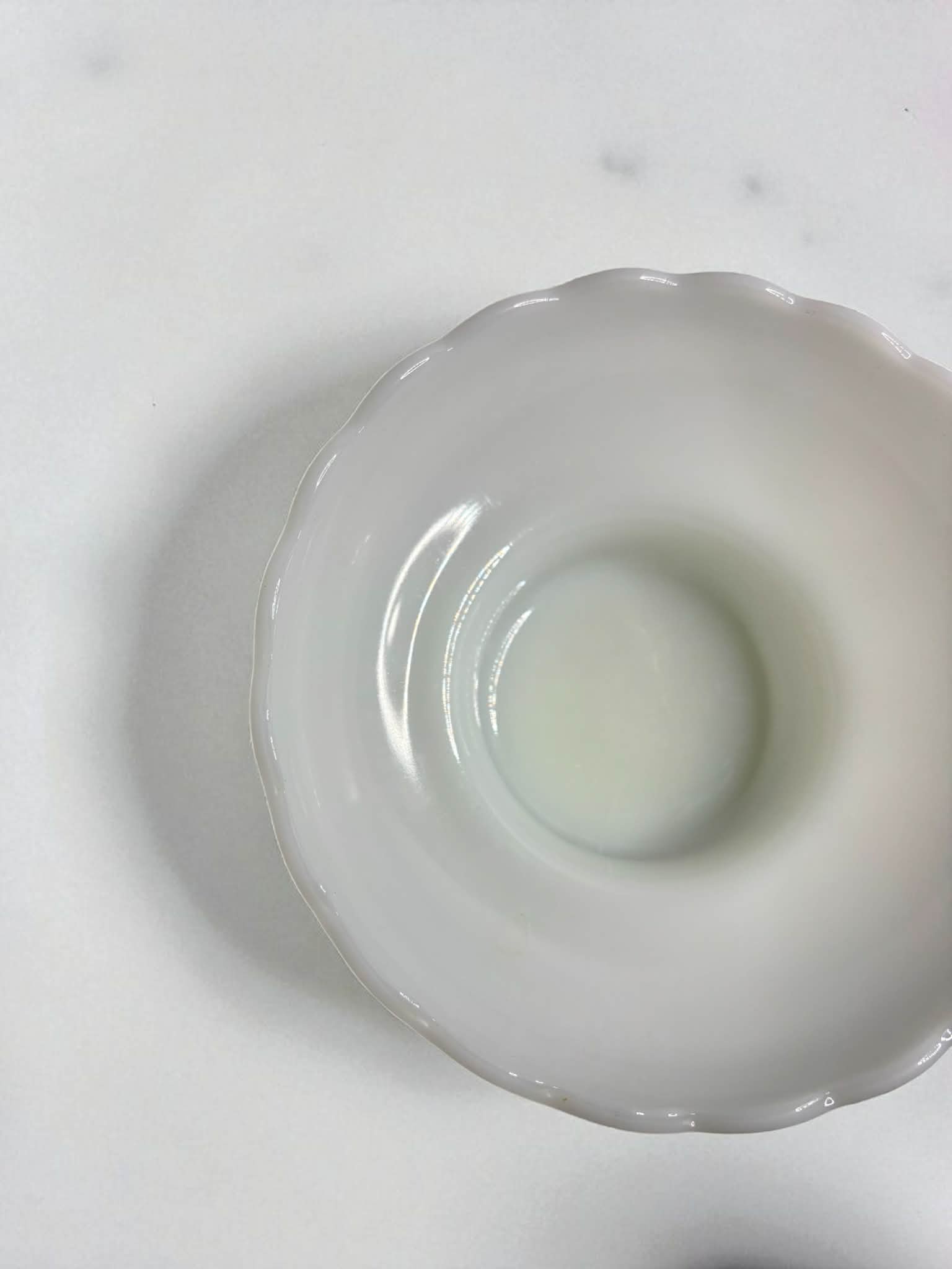 Bol en Verre Blanc à Bord Festonné - Les Trouvailles de JustineLes Trouvailles de Justine