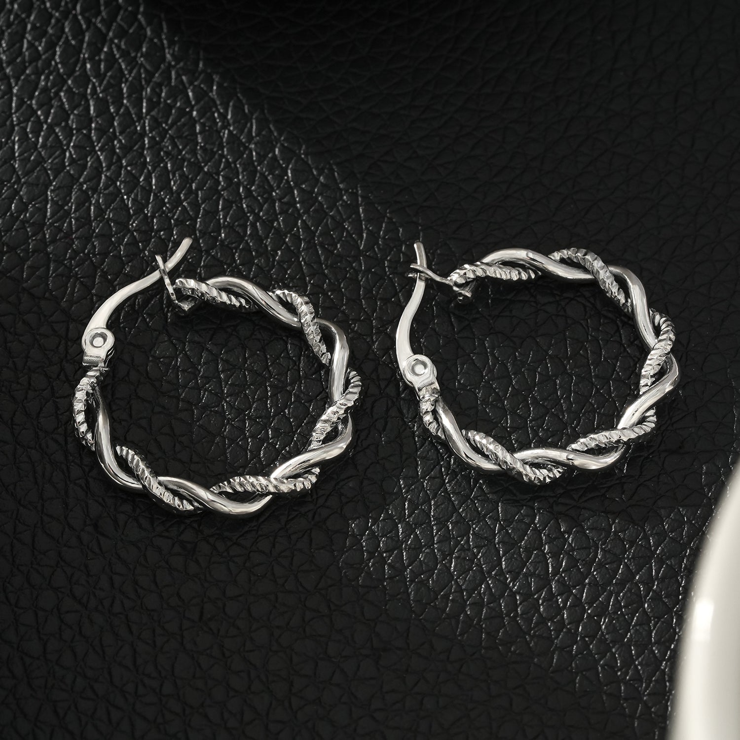 Boucles d’oreilles BARBARA | Anneaux torsadés à textures contrastées en or blanc (ton argent) - Les Trouvailles de JustineEARRINGSHACKNEY NINE Jewellery
