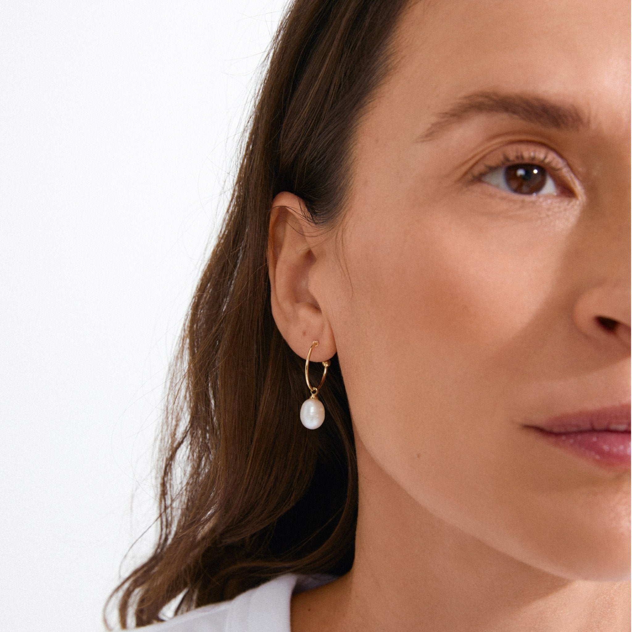 Boucles d’oreilles anneau doré avec perle d’eau douce blanche pendante
