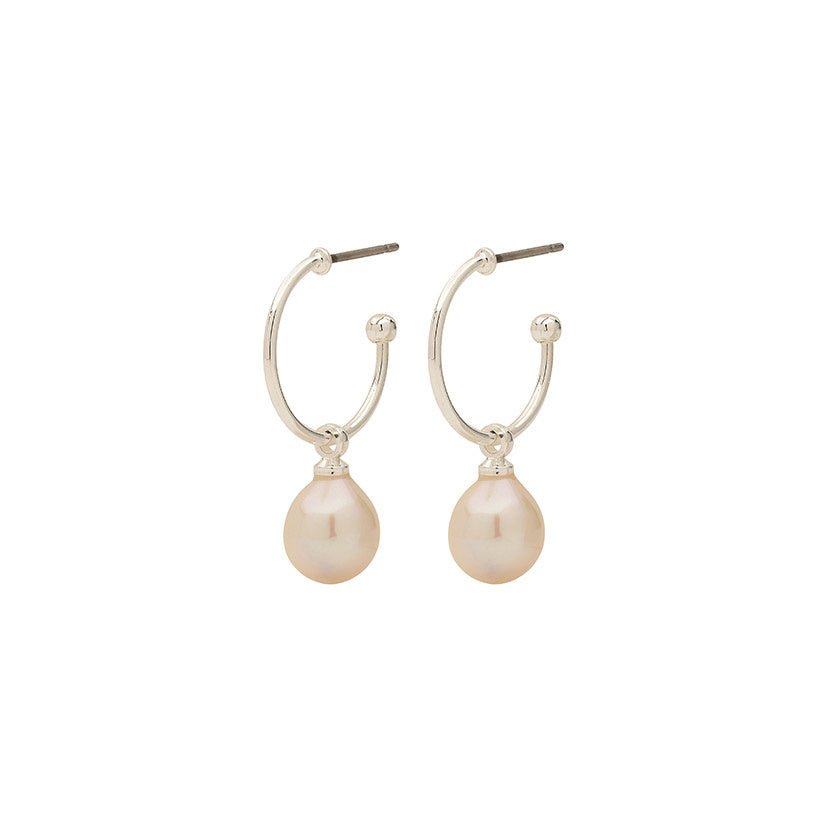 Boucles d’oreilles anneaux argentés et perles d’eau douce pendantes