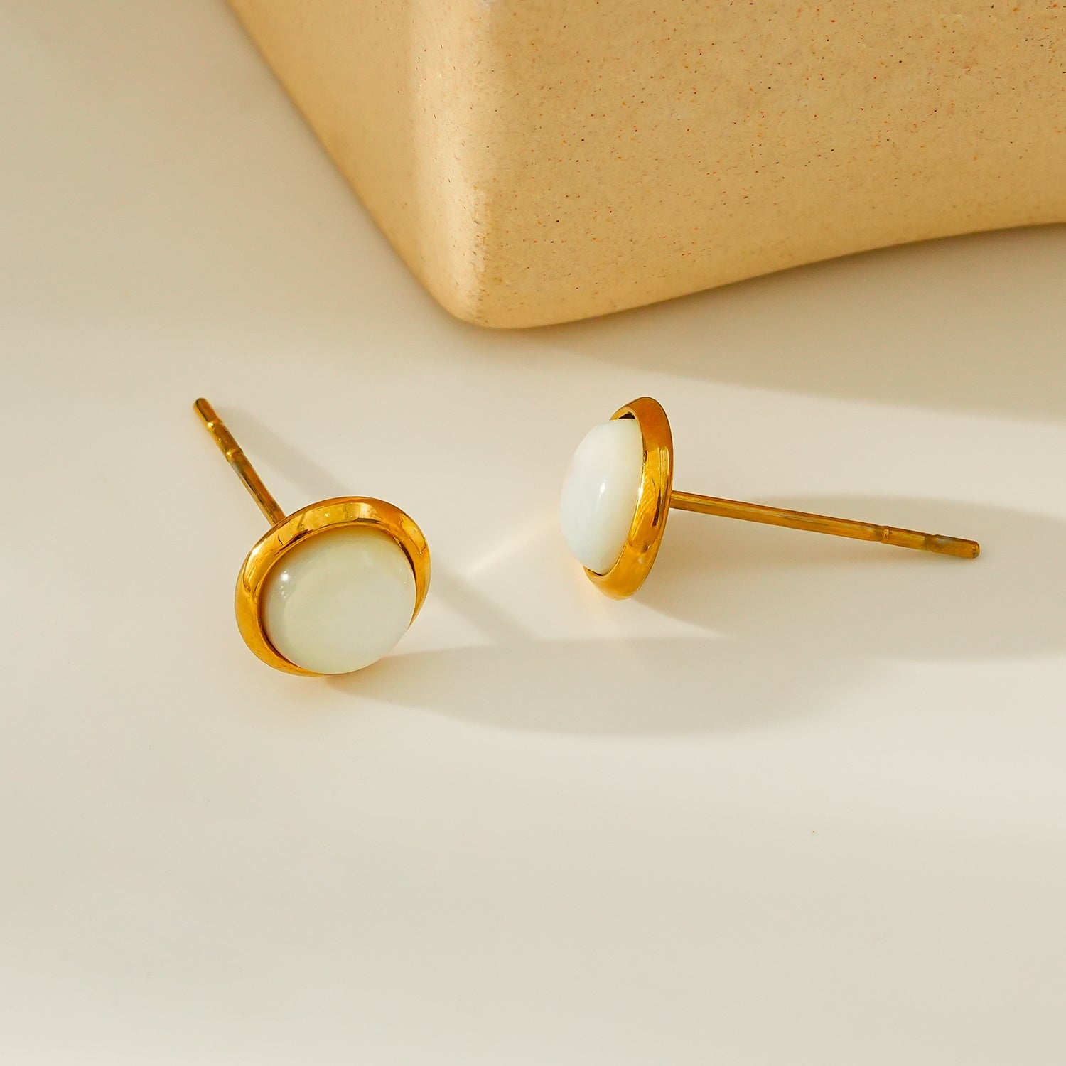 Boucles d’oreilles ENFIELD | Clous ronds en nacre naturelle cerclés d’or - Les Trouvailles de JustineSTUD EARRINGSHACKNEY NINE Jewellery
