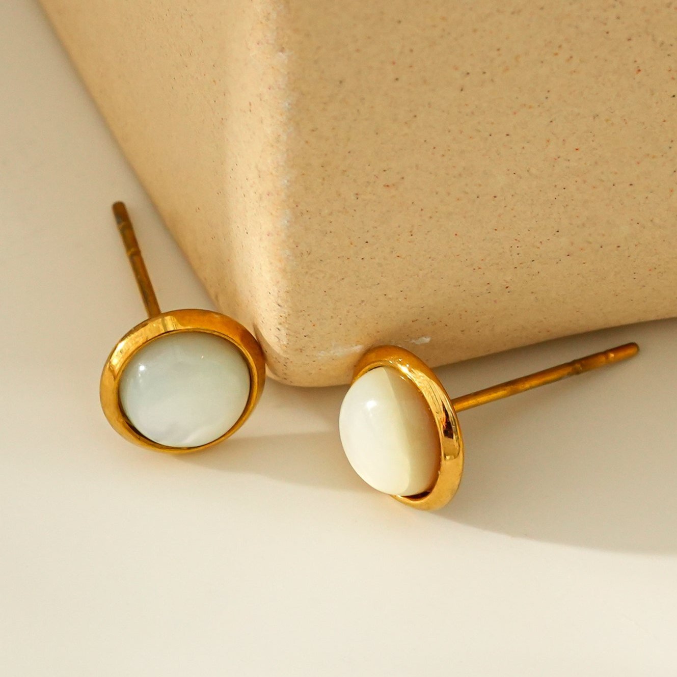 Boucles d’oreilles ENFIELD | Clous ronds en nacre naturelle cerclés d’or - Les Trouvailles de JustineSTUD EARRINGSHACKNEY NINE Jewellery