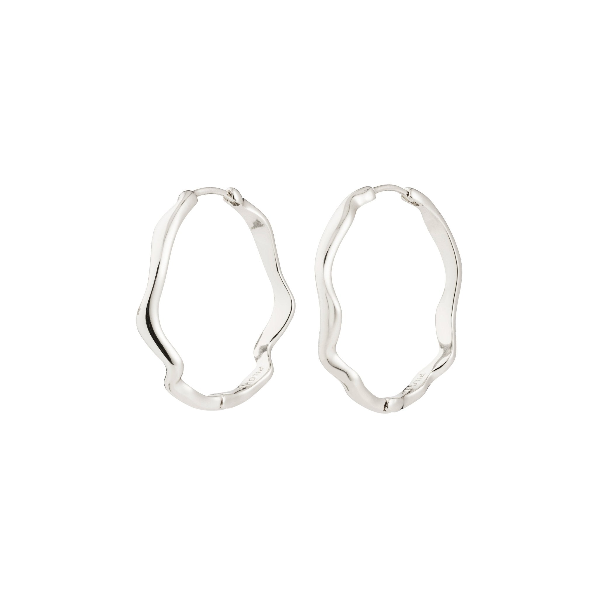 Paire de boucles d’oreilles ondulées plaquées argent, créoles ovales, aspect texturé.