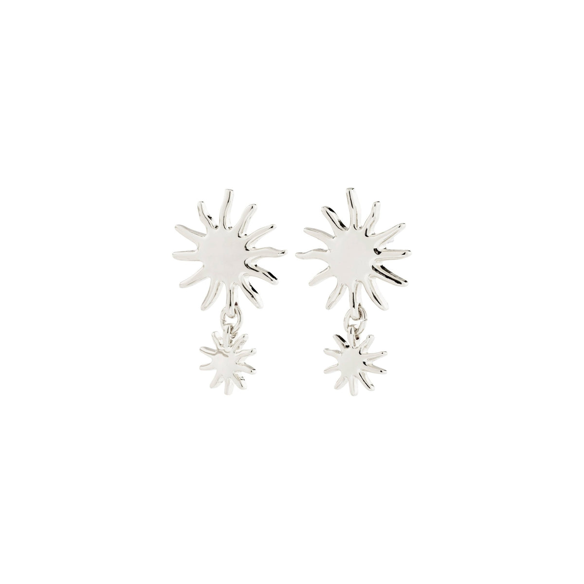 Boucles d’oreilles soleil plaqué argent, motifs étoilés superposés.