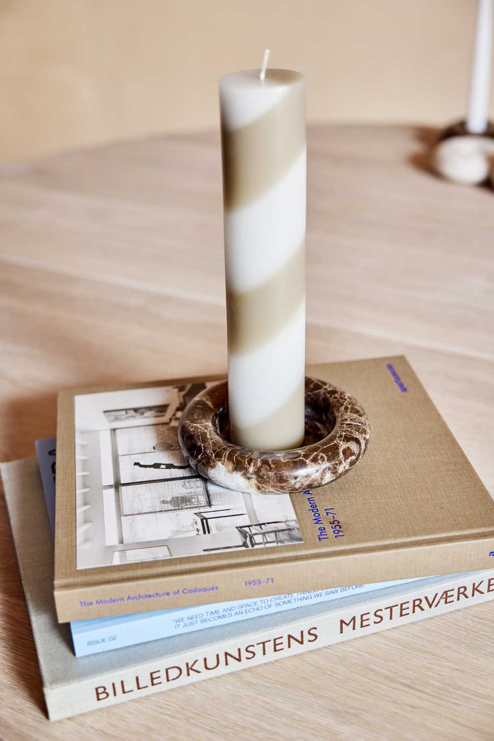 Bougeoir en marbre naturel grand, socle circulaire et bougie blanche