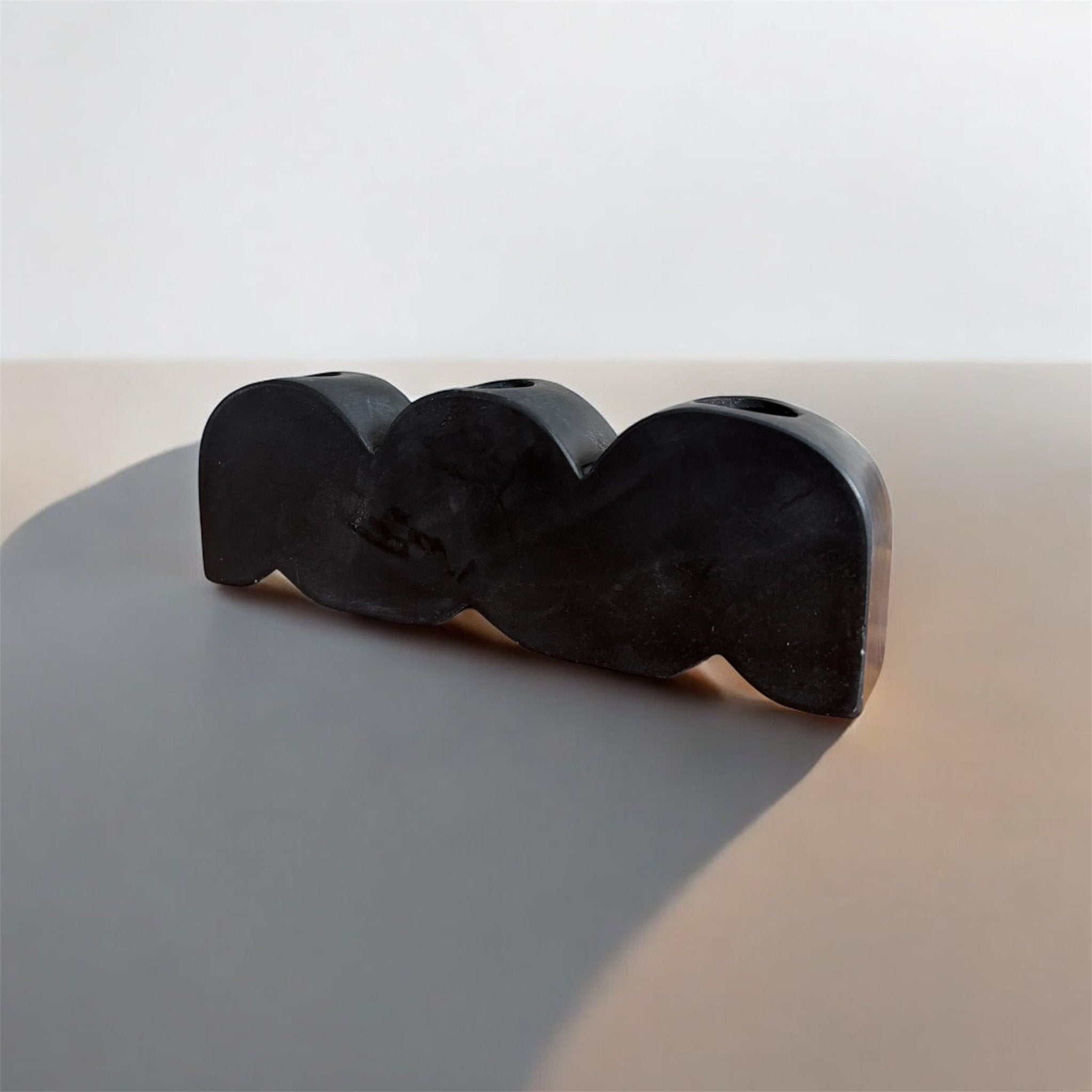 Bougeoir sculptural triple en pierre noire - Les Trouvailles de JustineLes Trouvailles de Justine