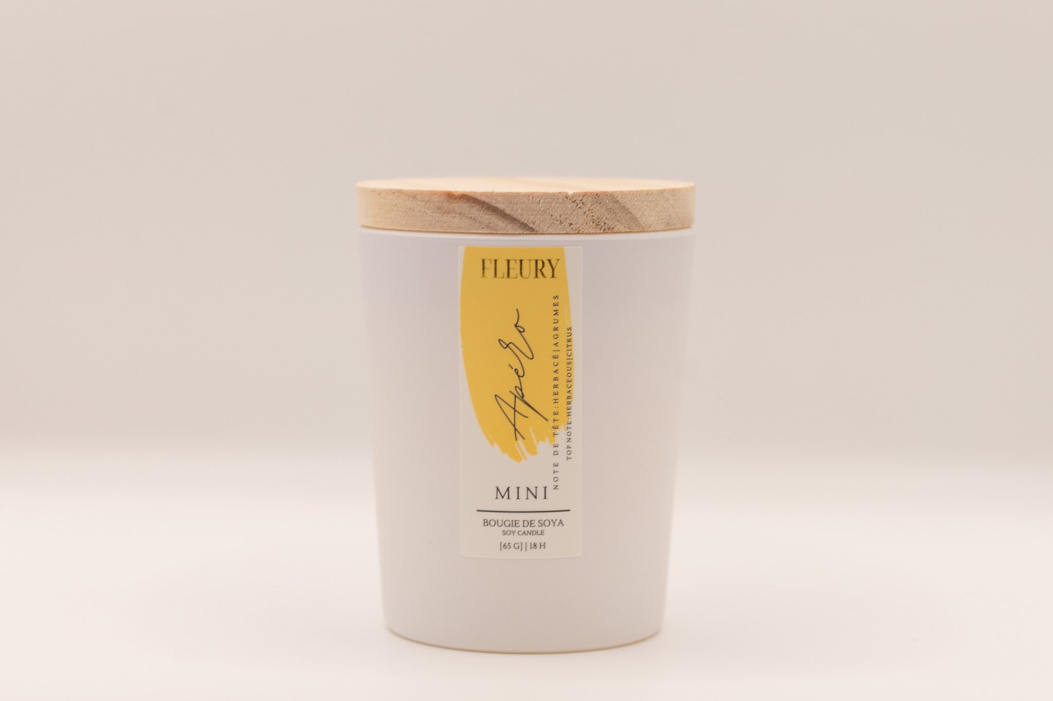 Bougie parfumée dans un pot blanc, couvercle beige en liège