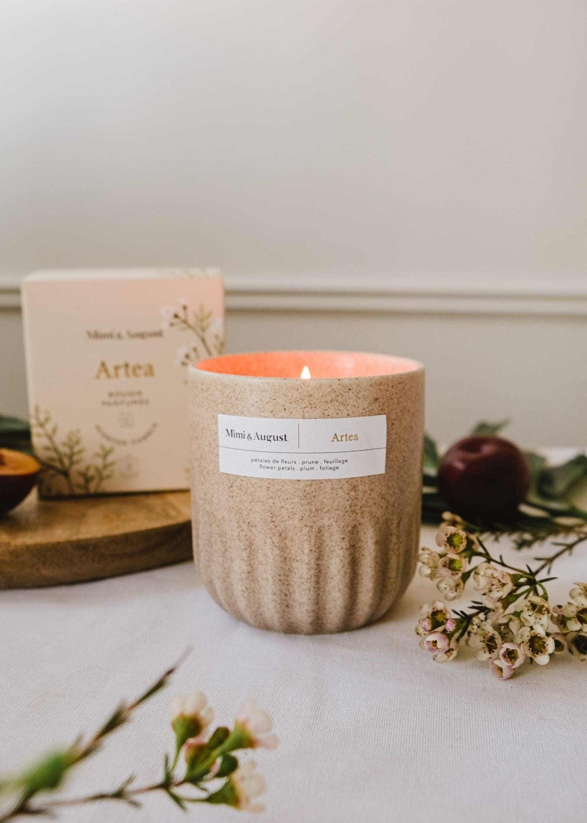 Bougie Artea Mimi & August en céramique blanche parfum floral prune