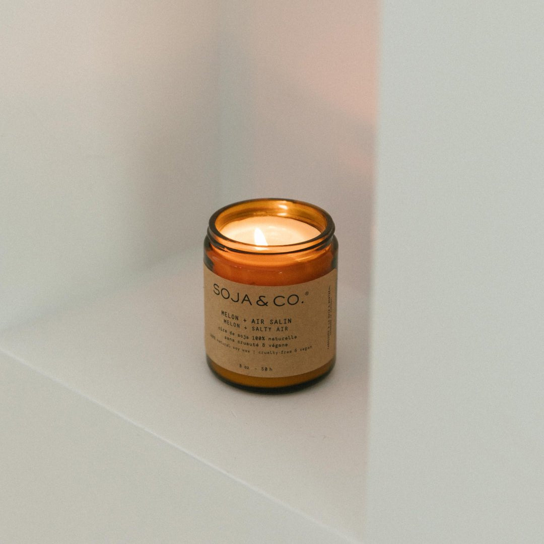 Bougie parfumée SOJA&CO en pot en verre ambré avec couvercle et étiquette