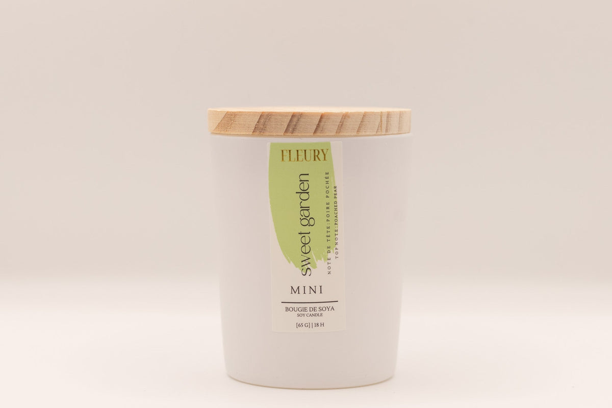 Bougie parfumée en pot cylindrique blanc, couvercle en bois clair, étiquette crème verticale