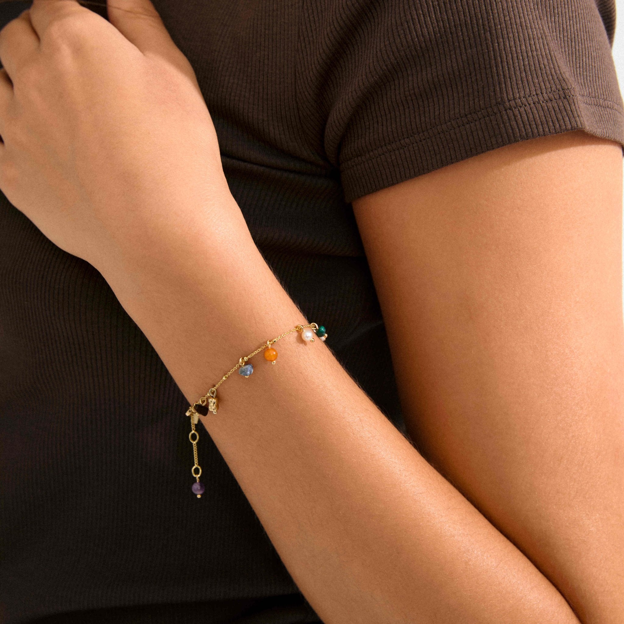 Bracelet fin doré avec breloques et pierres multicolores, chaîne ajustable