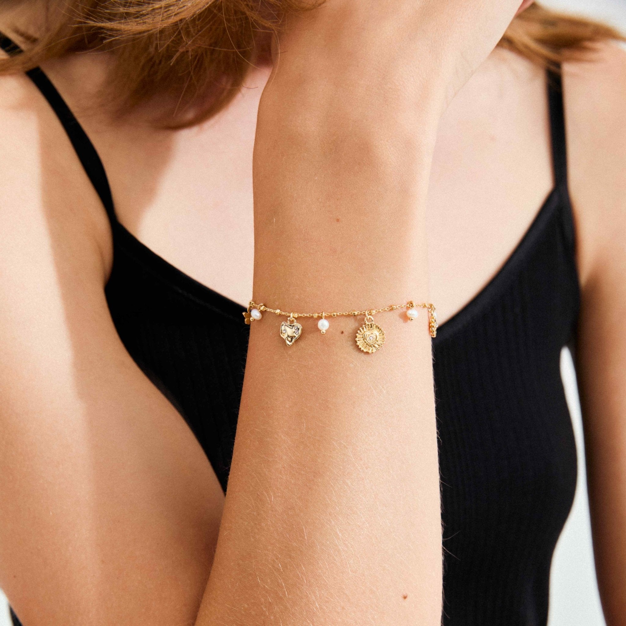 Bracelet fin doré avec breloques et perles, fermoir à chaîne