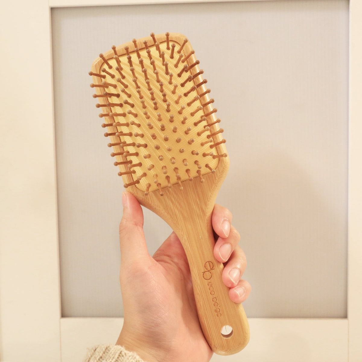 Brosse à cheveux rectangulaire en bambou : manche en bois et picots bruns
