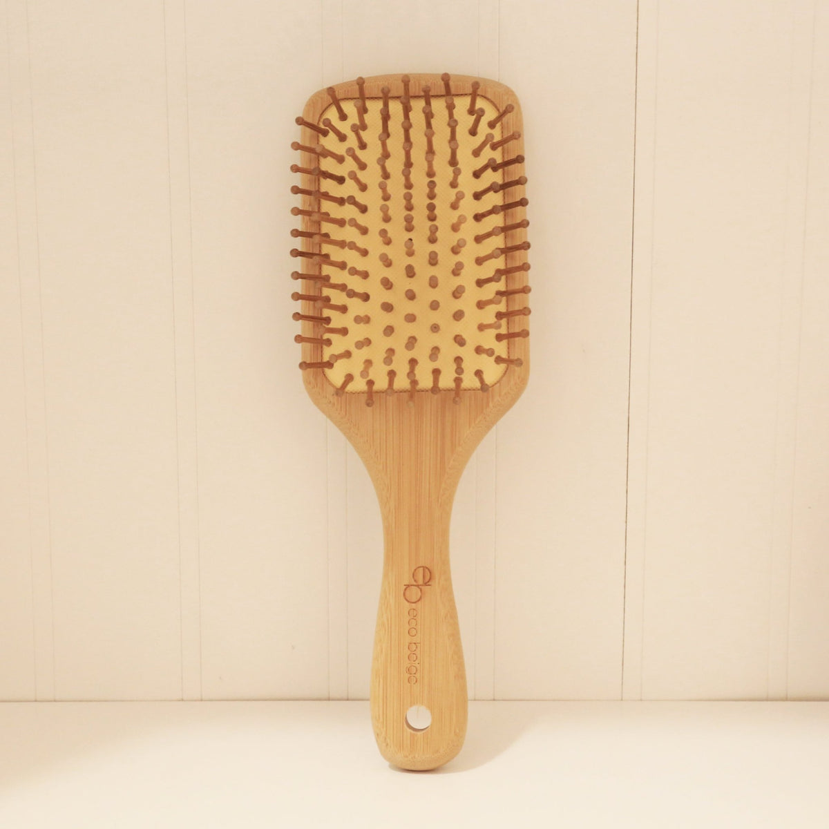 Brosse à cheveux rectangulaire en bambou Eco Beige avec picots en bambou et coussin en caoutchouc naturel, idéale pour démêler les cheveux et masser le cuir chevelu.