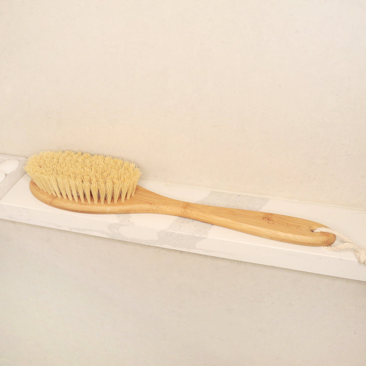 Brosse exfoliante dorsale en chanvre naturel avec poignée en bambou et cordon en coton par Eco Beige, idéale pour le brossage à sec et les soins du corps.