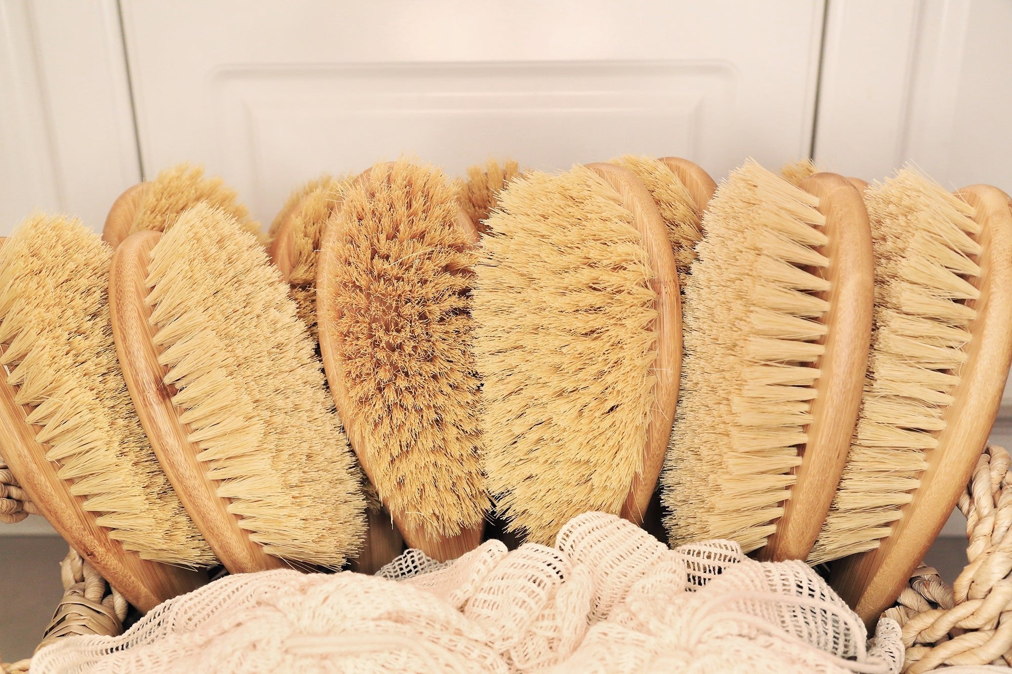 ensemble de brosses exfoliantes en chanvre, manches en bambou, têtes beige