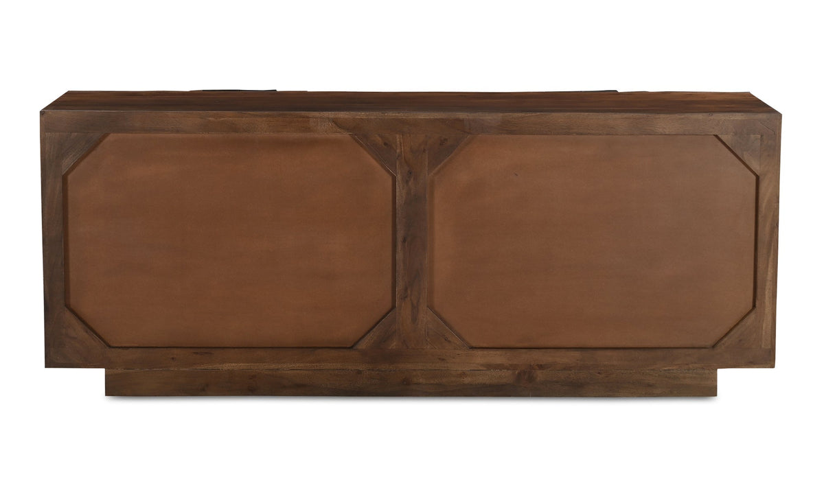 Buffet en bois d’acacia brun foncé, panneaux géométriques en relief sur les portes.