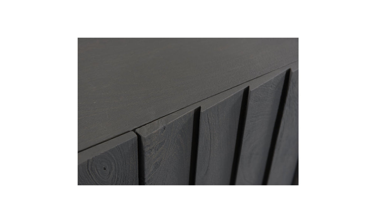 Détail du buffet : placage bois sombre texturé, rainures verticales sur la façade.