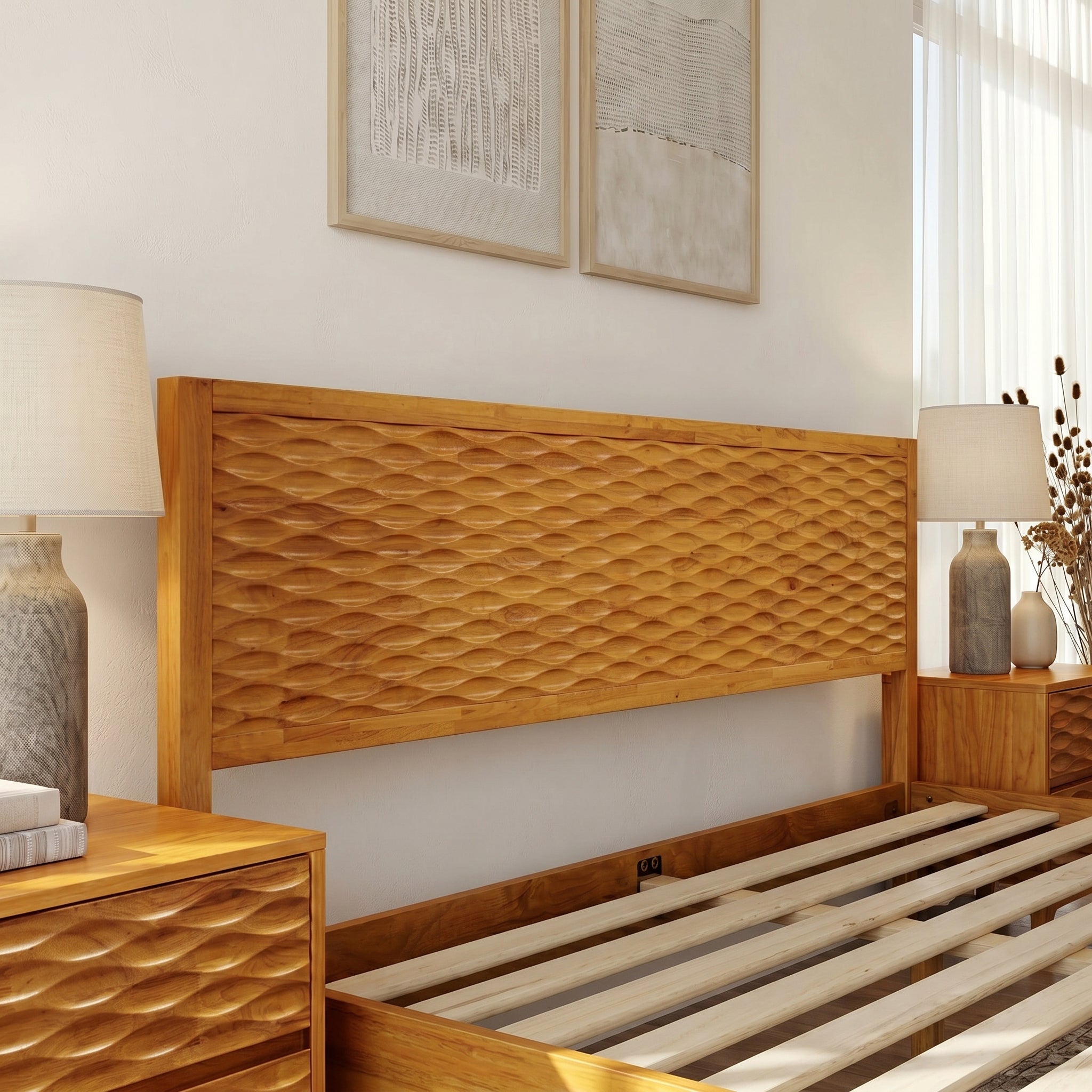 Tête de lit en bois massif avec motif en relief et cadre de lit, vue rapprochée