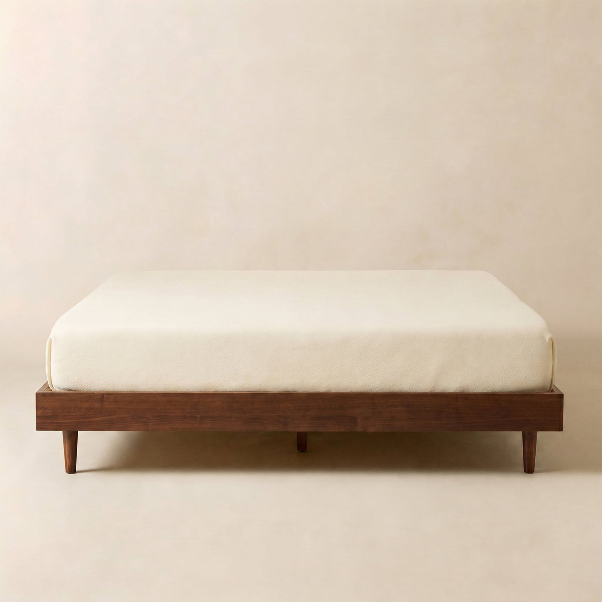 Cadre de lit Fly en bois massif de chêne et hévéa avec design minimaliste moderne et finition naturelle élégante.