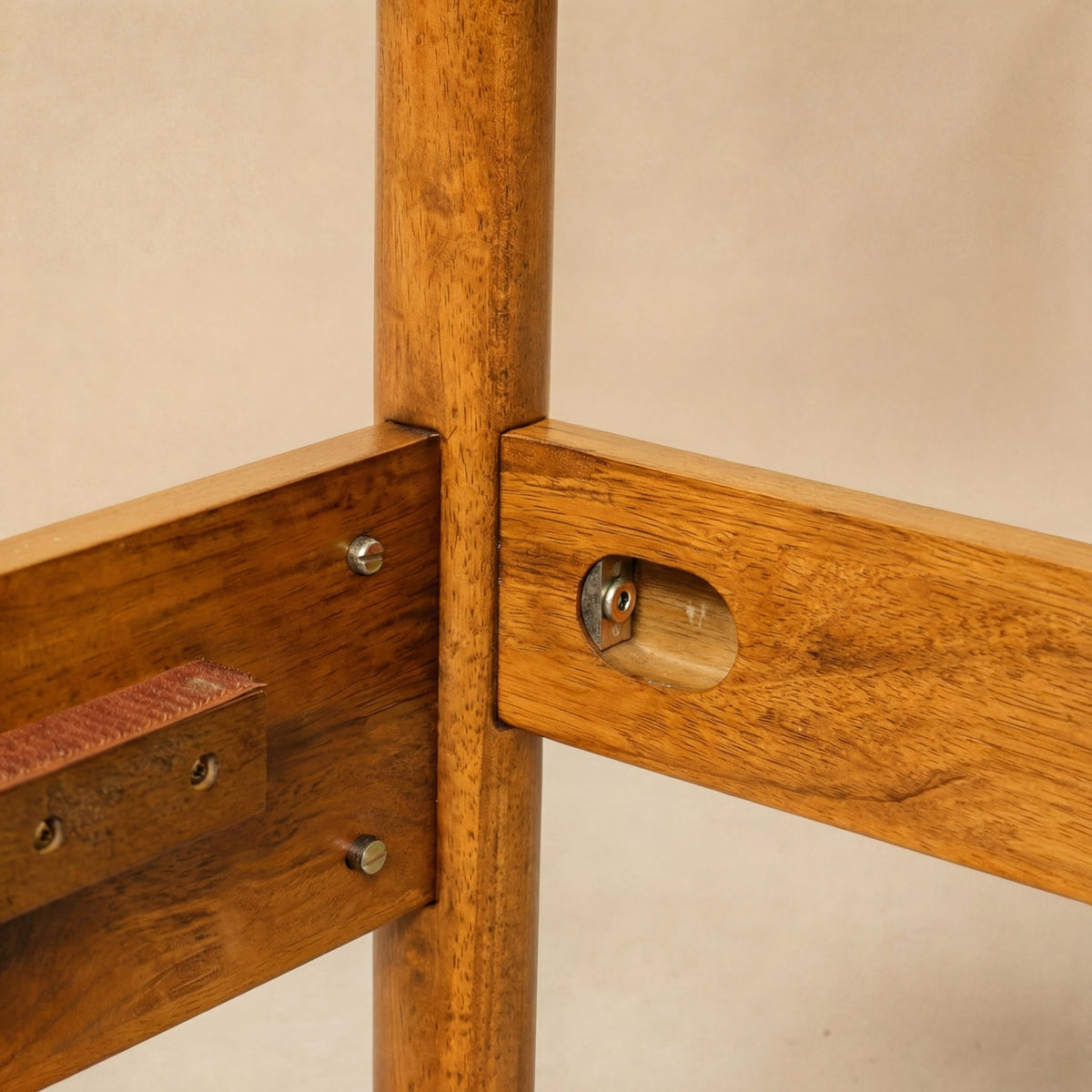 Cadre de lit en bois caramel, jonction d’angle avec quincaillerie encastrée