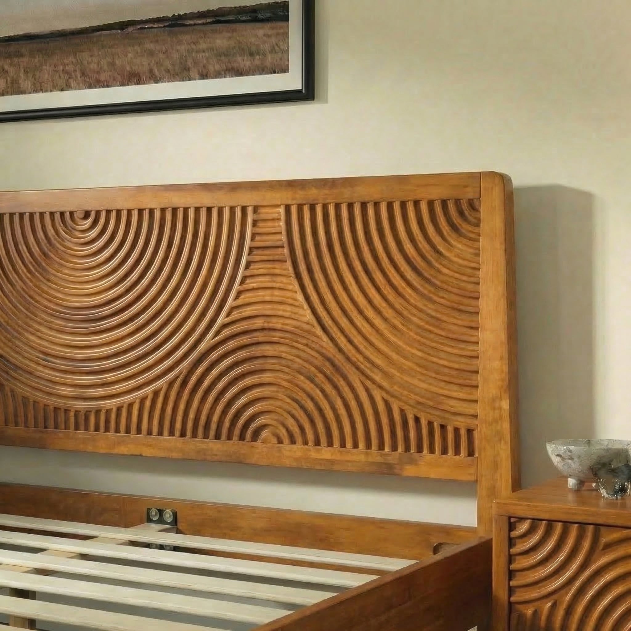 Tête de lit en bois brun sculptée de motifs en demi-cercles, vue rapprochée.