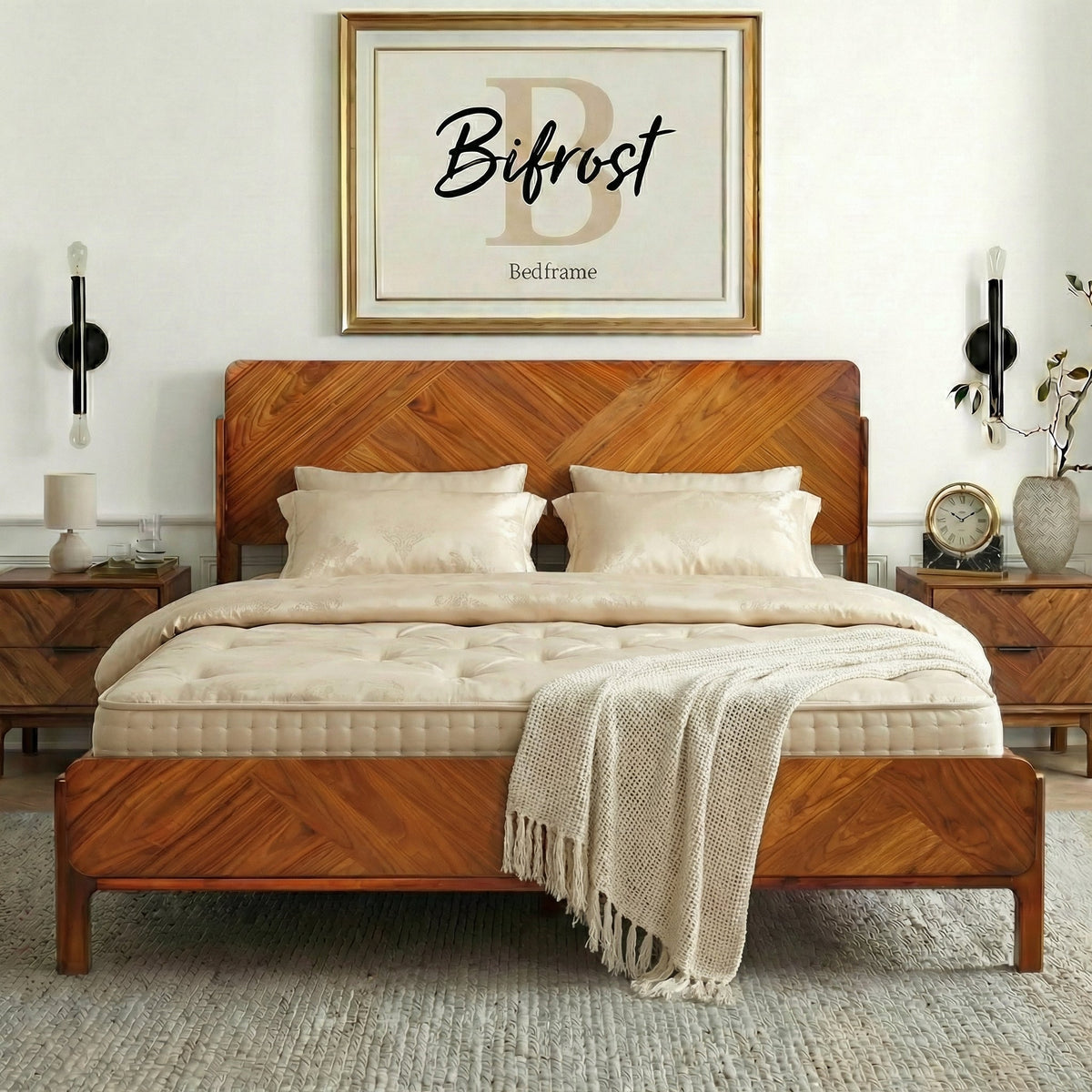 Cadre de lit en bois caramel, tête de lit haute, avec deux coussins et plaid