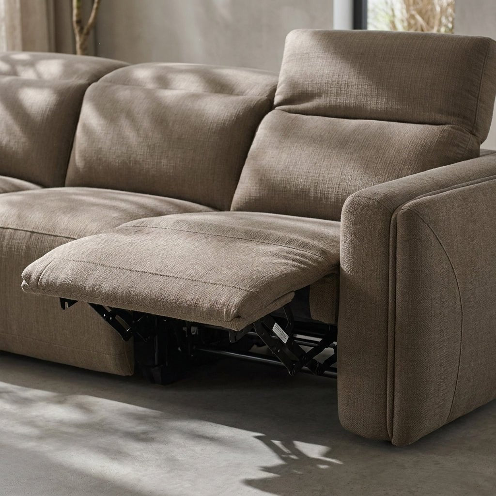 Canapé inclinable électrique 3 places taupe, assise dépliée avec mécanisme visible sous le bas