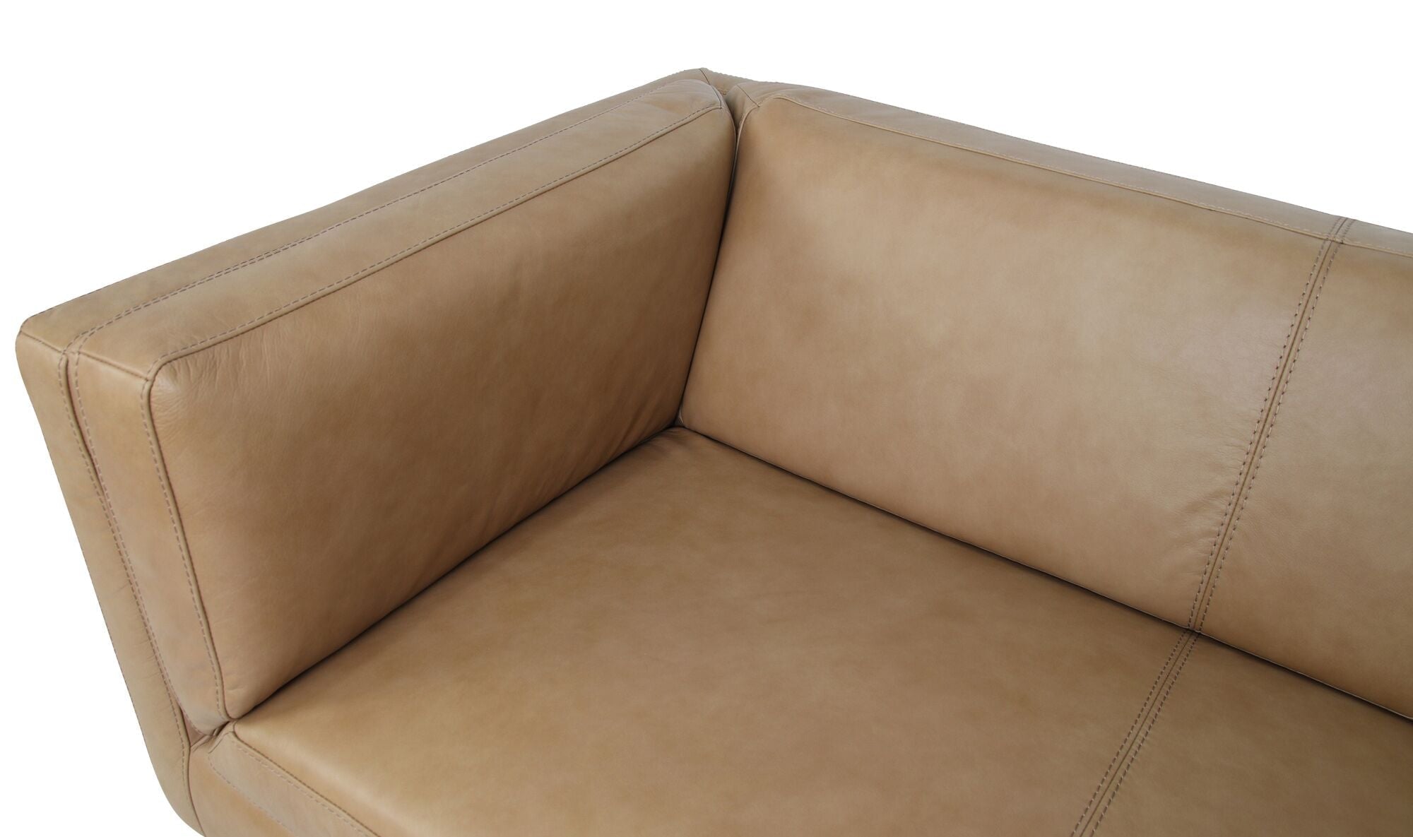 Canapé Waterbury en cuir tan, assise capitonnée et accoudoirs bordés