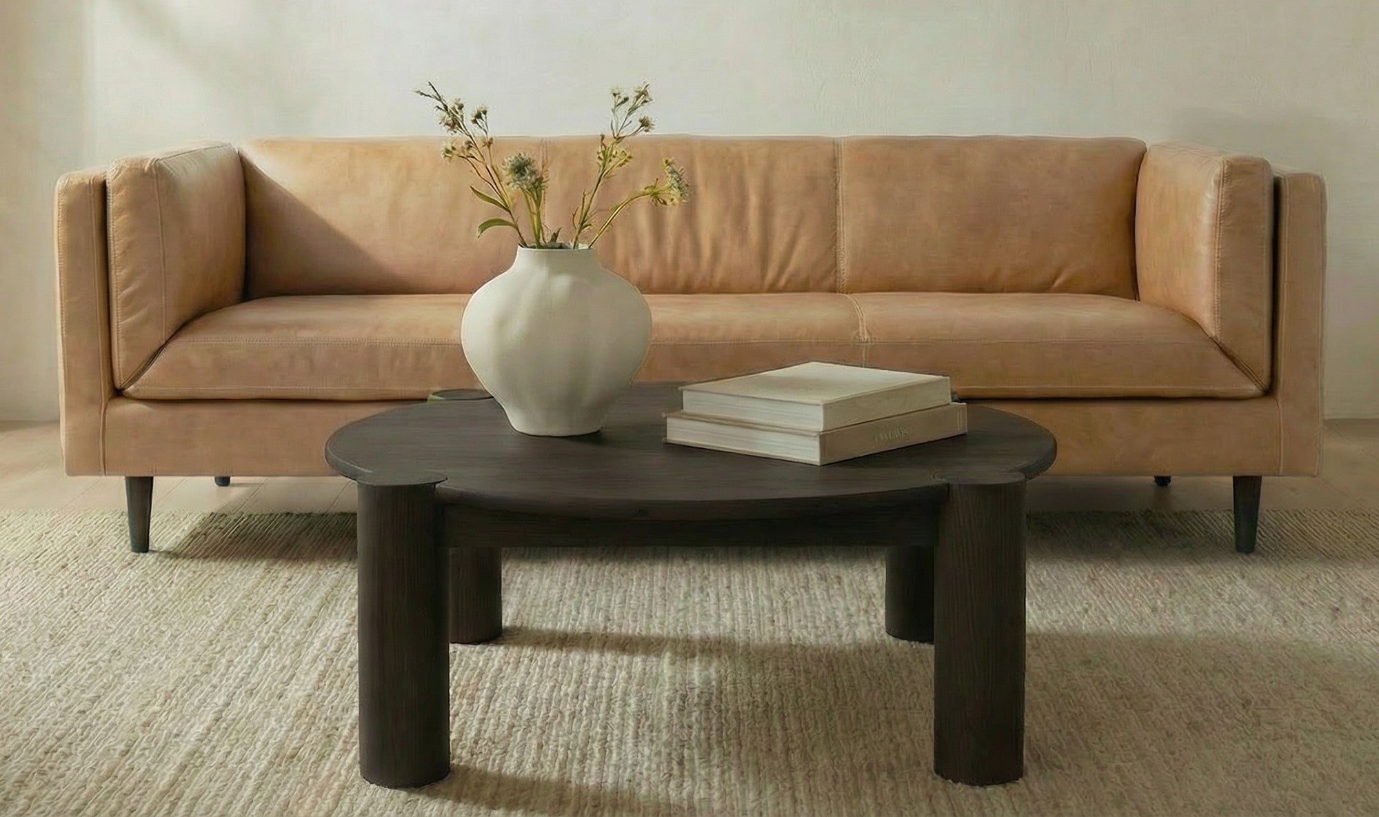 Canapé Waterbury en cuir tan, lignes mid-century, accoudoirs et pieds