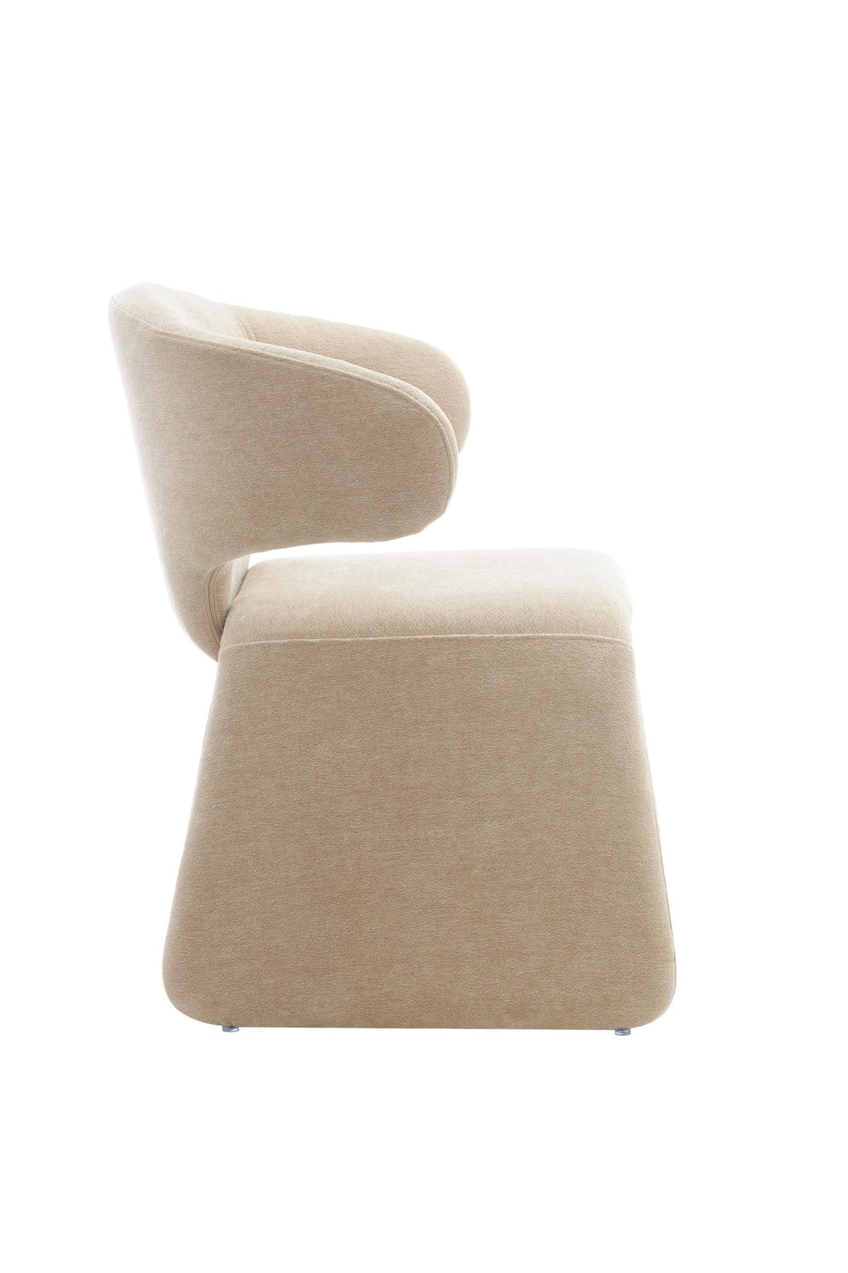 Chaise rembourrée beige vue 3/4, silhouette sculptée avec assise et dossier épais