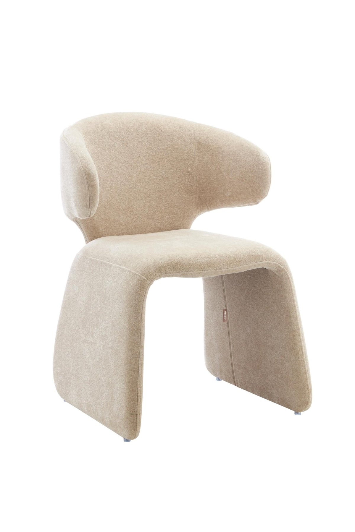 Chaise rembourrée beige vue de côté, accoudoir arrondi et dossier enveloppant