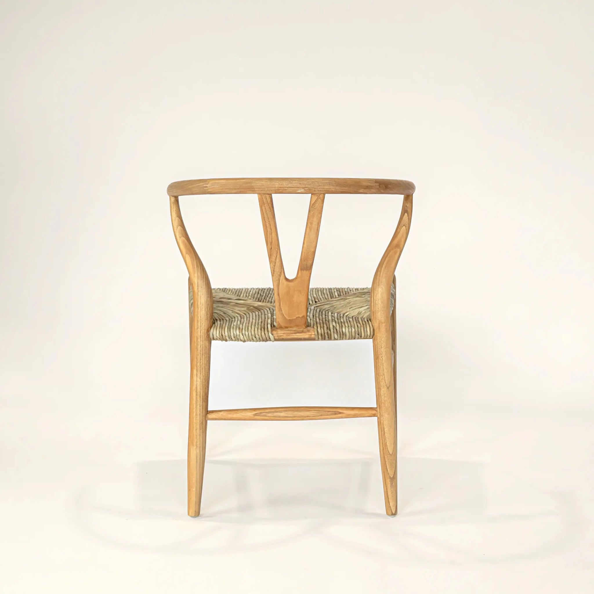 Chaise wishbone en teck et écorce de bananier - Les Trouvailles de JustineChaises de table à dinerCRUSOË