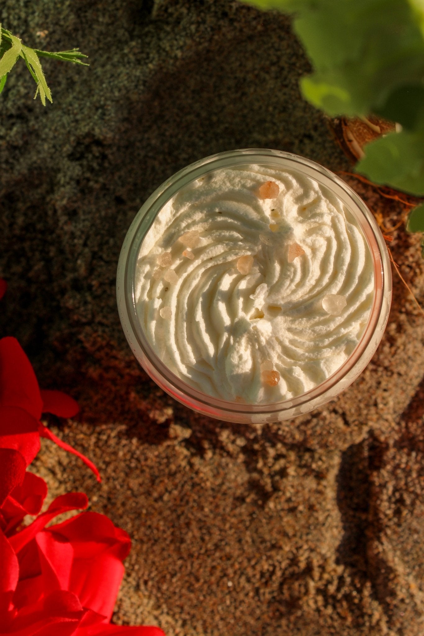 Bougie de soya dans un pot en verre, cire blanche striée, vue de dessus.