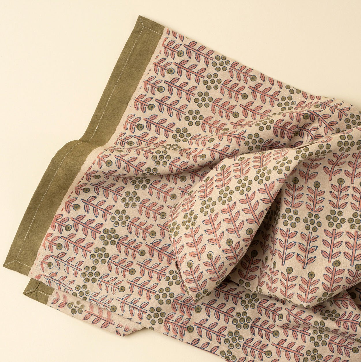 Chemin de table Floria imprimé au bloc, Grand format | Fait à la main | Coton biologique | Indaba - Les Trouvailles de JustineIndaba Home