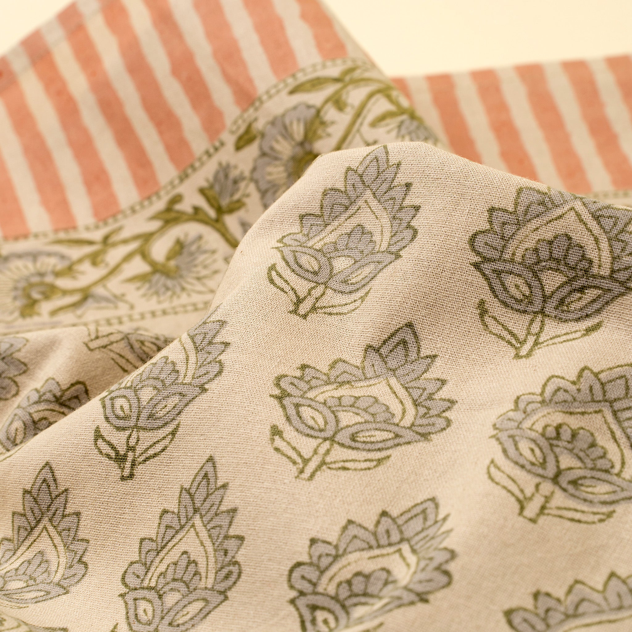 Chemin de table Ritika imprimé au bloc, Grand format | Fait à la main | Coton biologique | Indaba - Les Trouvailles de JustineIndaba Home